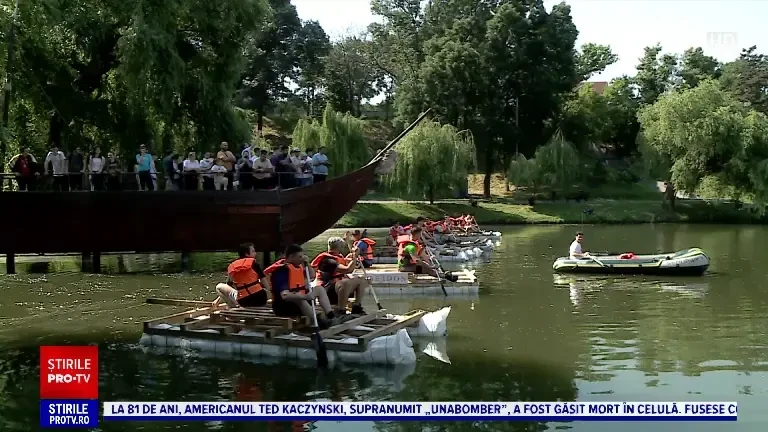 Mai mulți elevi de liceu din Craiova s-au întrecut pe un lac cu plutele confecționate chiar de ei