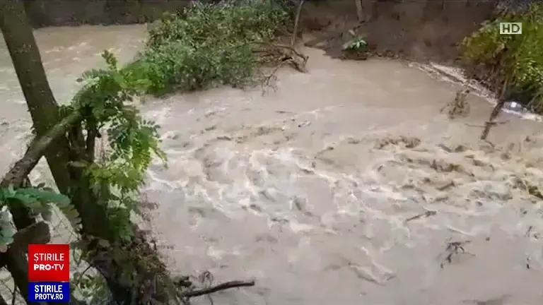 Jumătate din țară va fi măturată de vijelii. Șuvoaiele au făcut deja prăpăd: ”A luat mașina ca o cutie de chibrituri”