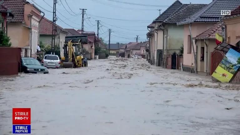 Jumătate din țară, măturată de vijelii. Șuvoaiele au făcut prăpăd: ”A luat mașina ca o cutie de chibrituri”