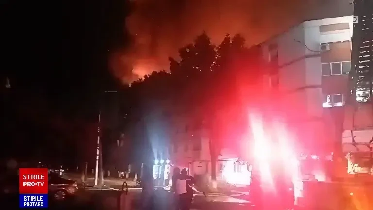 Incendiu puternic la acoperișul unui bloc din Bârlad. Sute de locatari au fost evacuați