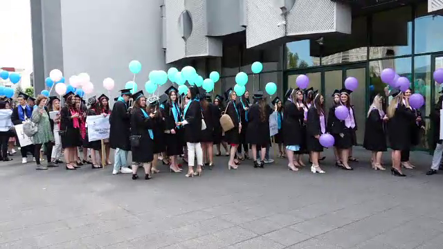 Absolvenții din Baia Mare, în marș pe străzile orașului, îmbrăcați în robe. Și-au luat rămas bun de la colegi și profesori