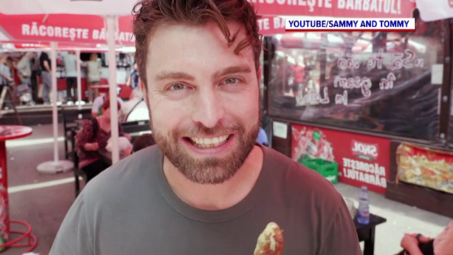 Reacția unor turiști americani care au mers să mănânce mici în Piața Obor din București. „Am venit special”