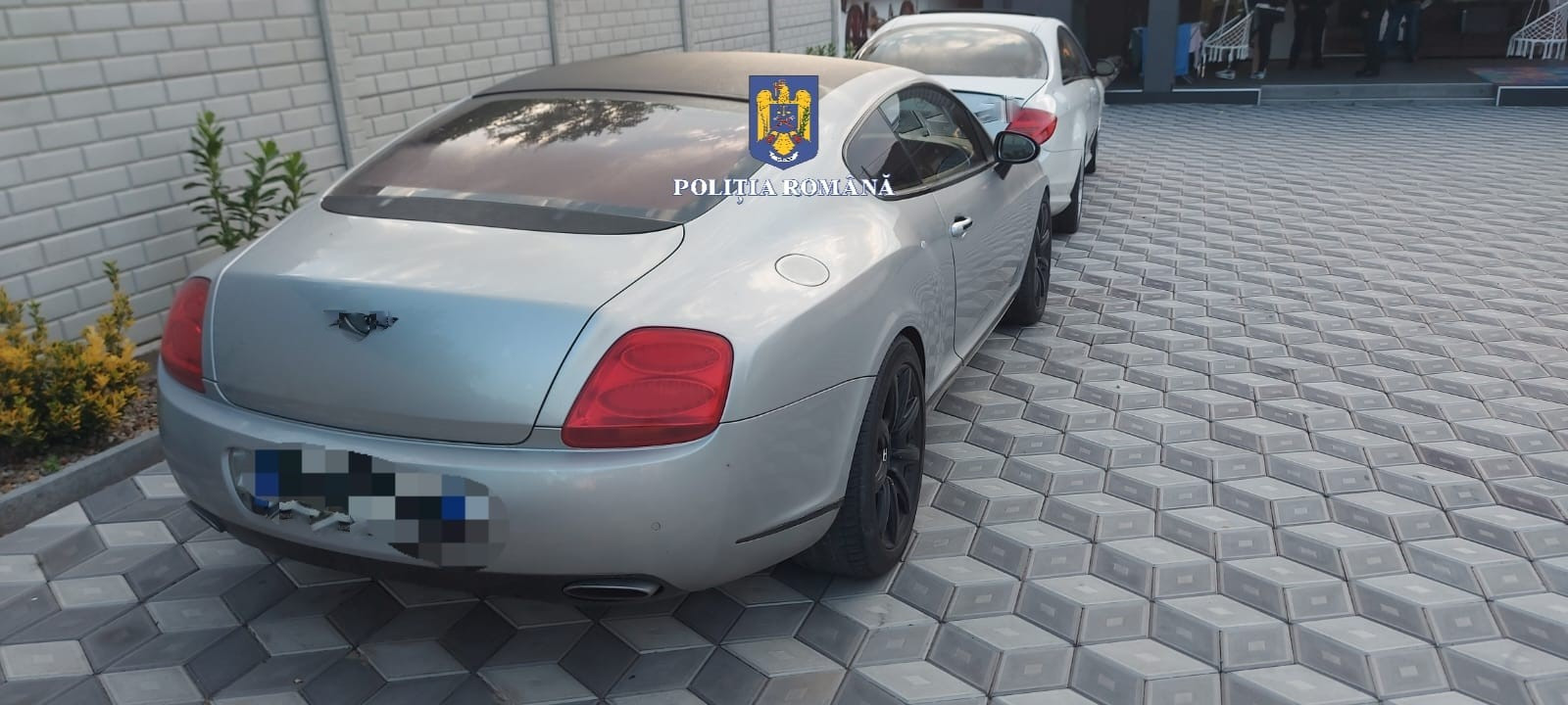 Mașini închiriate din străinătate, vândute cu acte false și mai ieftin în România. Polițiștii au confiscat 18 autoturisme