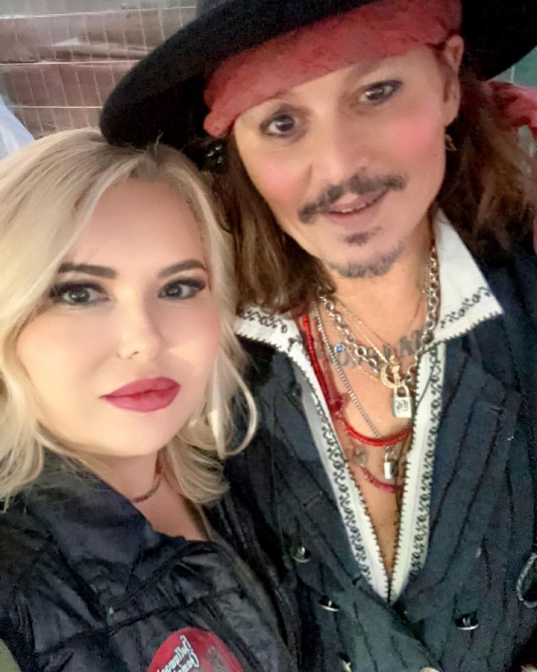 Johnny Depp și-a sărbătorit ziua de naștere alături de Viorica și Ioniță de la Clejani, în România | GALERIE FOTO