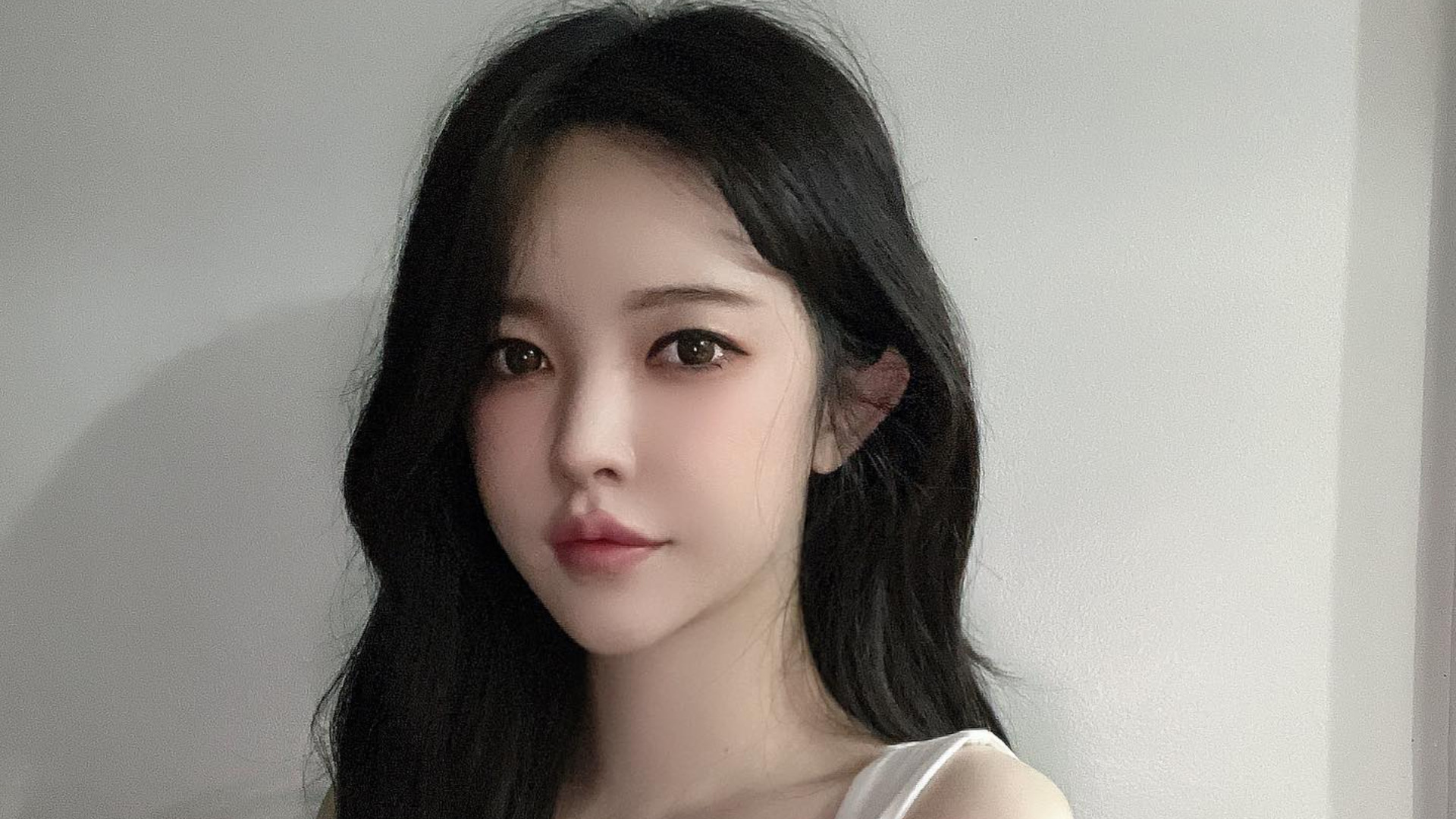 Influenceriță celebră, găsită moartă într-un râu. Trupul acesteia era înfășurat într-o pânză roșie