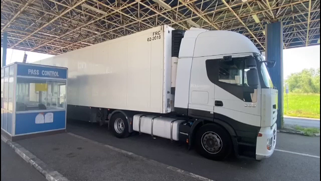 Strigăte de ajutor dintr-un TIR care se apropia de Vama Nădlac II. Ce au descoperit autoritățile când au deschis remorca