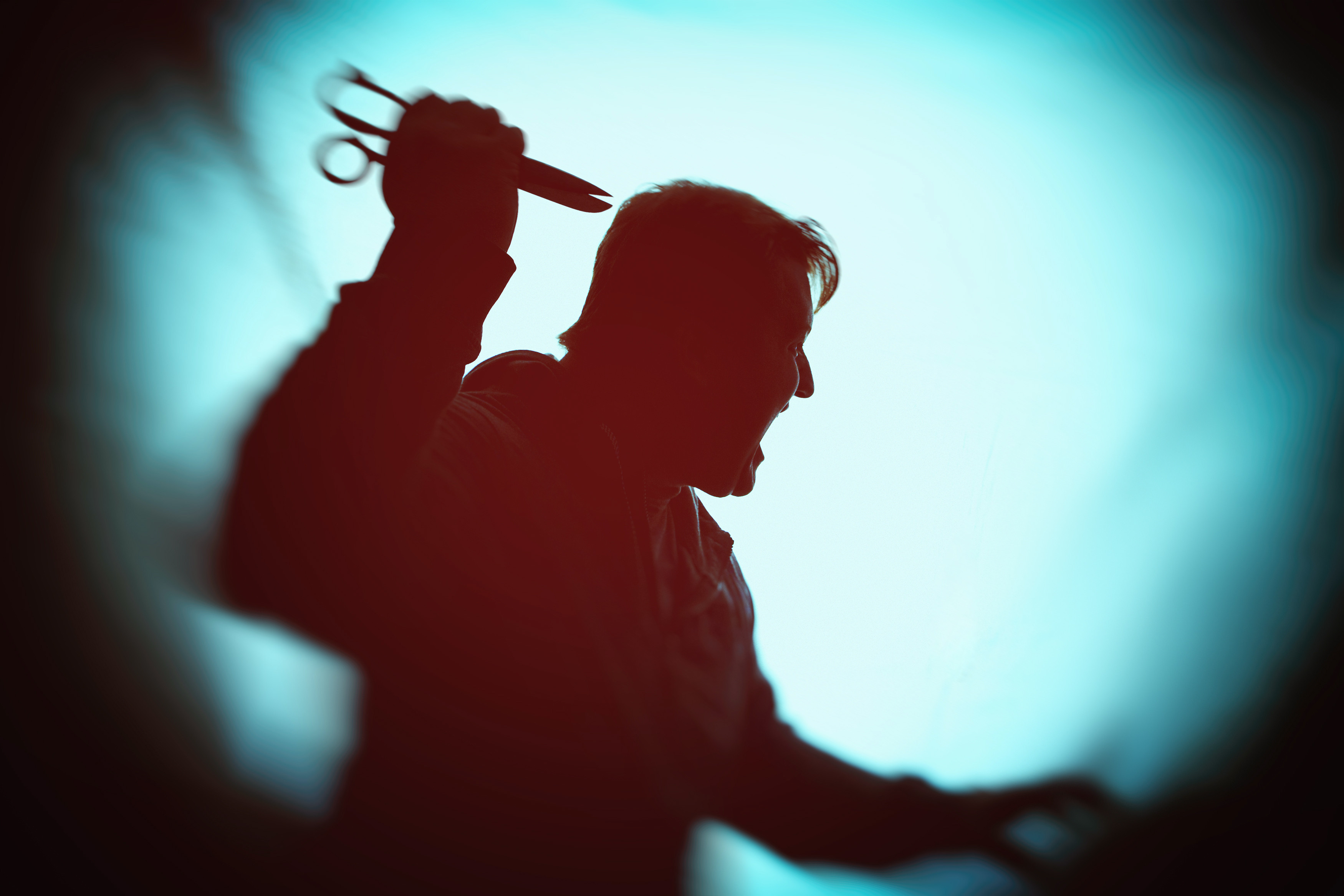 Doi copii au fost atacați cu o foarfecă de un bătrân, într-un autobuz din Brăila. Cei mici au fost salvați de șofer