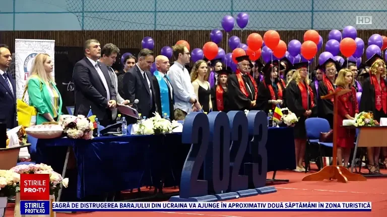 Absolvenții din Baia Mare, în marș pe străzile orașului, îmbrăcați în robe. Și-au luat rămas bun de la colegi și profesori