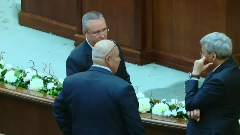 Prima confruntare între generalul Ciucă și Șoșoacă, ”Prințesa războinică”. Liderul PNL a fugit făcându-și cruce