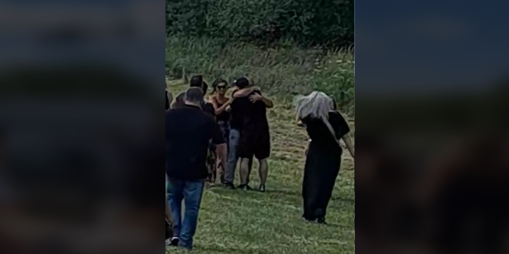 Un bărbat și-a înscenat propria moarte pentru „a da o lecție familiei sale”. A venit cu un elicopter la funeralii | VIDEO
