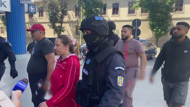 Mamă, tată și doi fii, acuzați că obligau tinere să se prostitueze. Familia, audiată la DIICOT pentru trafic de persoane