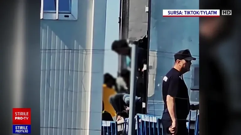 Momentul în care migranții care strigau după ajutor au fost scoși din TIR-ul în care se sufocau, la Nădlac