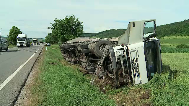 Accident cu 3 victime pe o șosea din Mureș. Un TIR s-a răsturnat într-un șanț, după ce a fost izbit frontal de o mașină. FOTO