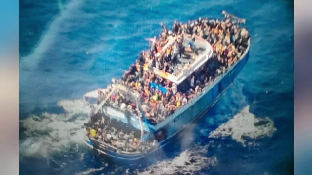 Nouă egipteni arestaţi în portul Kalamata, suspectaţi de trafic de persoane, după naufragiul din largul Greciei