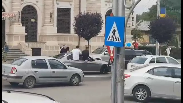 Ce au pățit mai mulți absolvenți de liceu din Bârlad după ce au fost filmați în timp ce erau ieșiți pe geamurile mașinilor