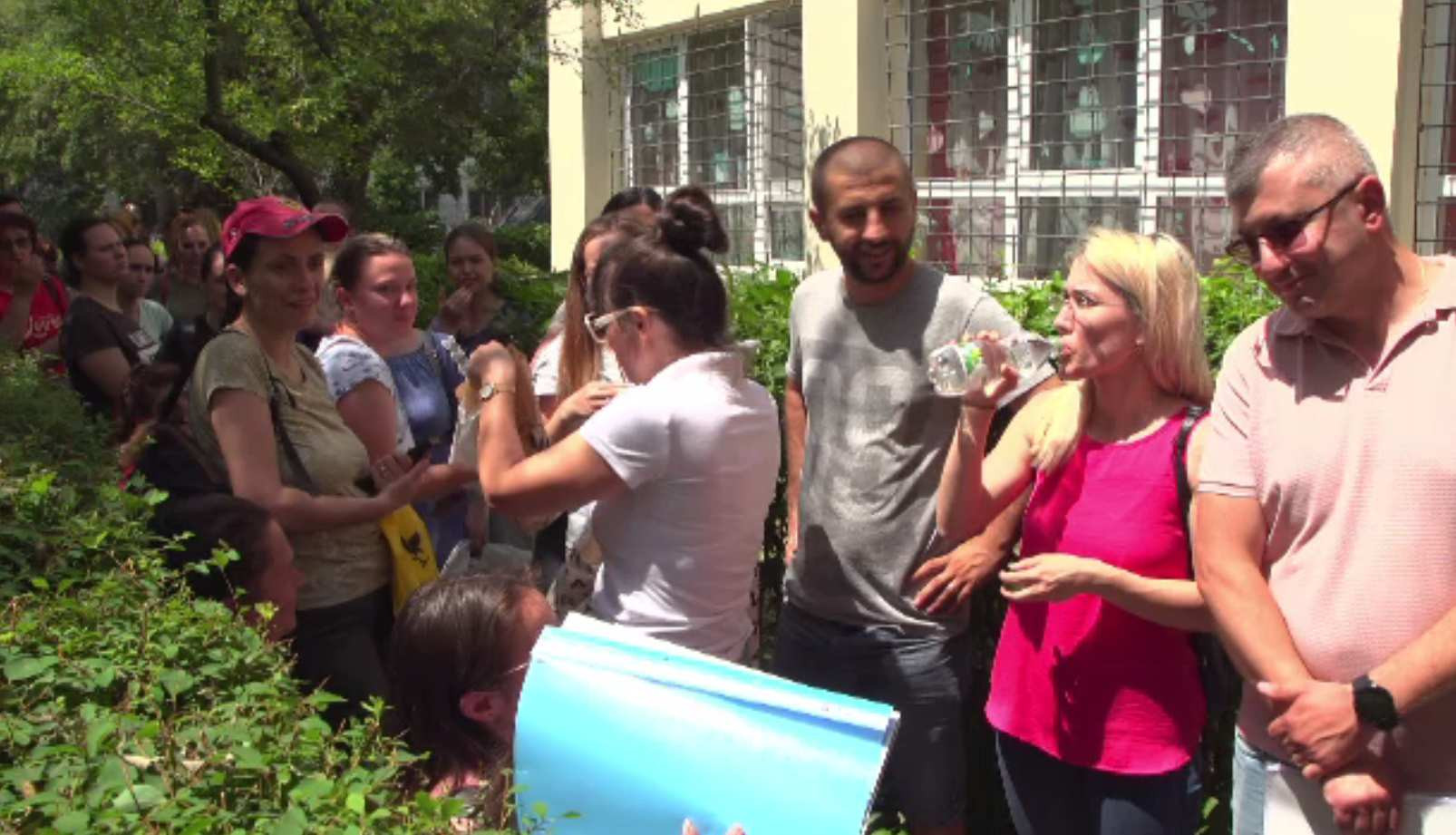 Coada umilinței pentru părinții care vor un loc la creșă. La Ploiești, timpul de așteptare a trecut de cinci ore