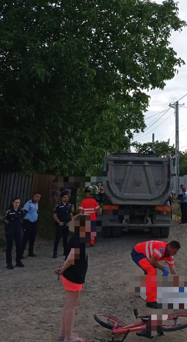 O fetiță care se plimba pe bicicletă a fost ucisă după ce a fost acroșată de un camion. Primele imagini de la fața locului