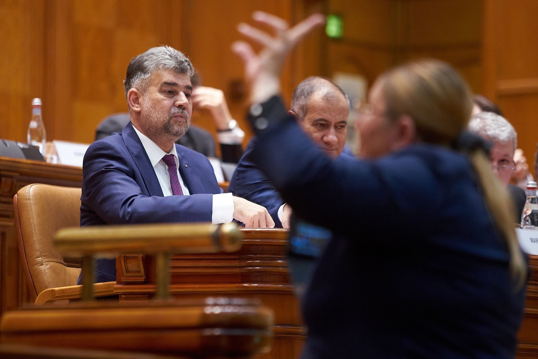Guvernul Ciolacu, votat fără emoții, dar cu discursuri jignitoare: „Programul de guvernare trebuia scris pe hârtie igienică”