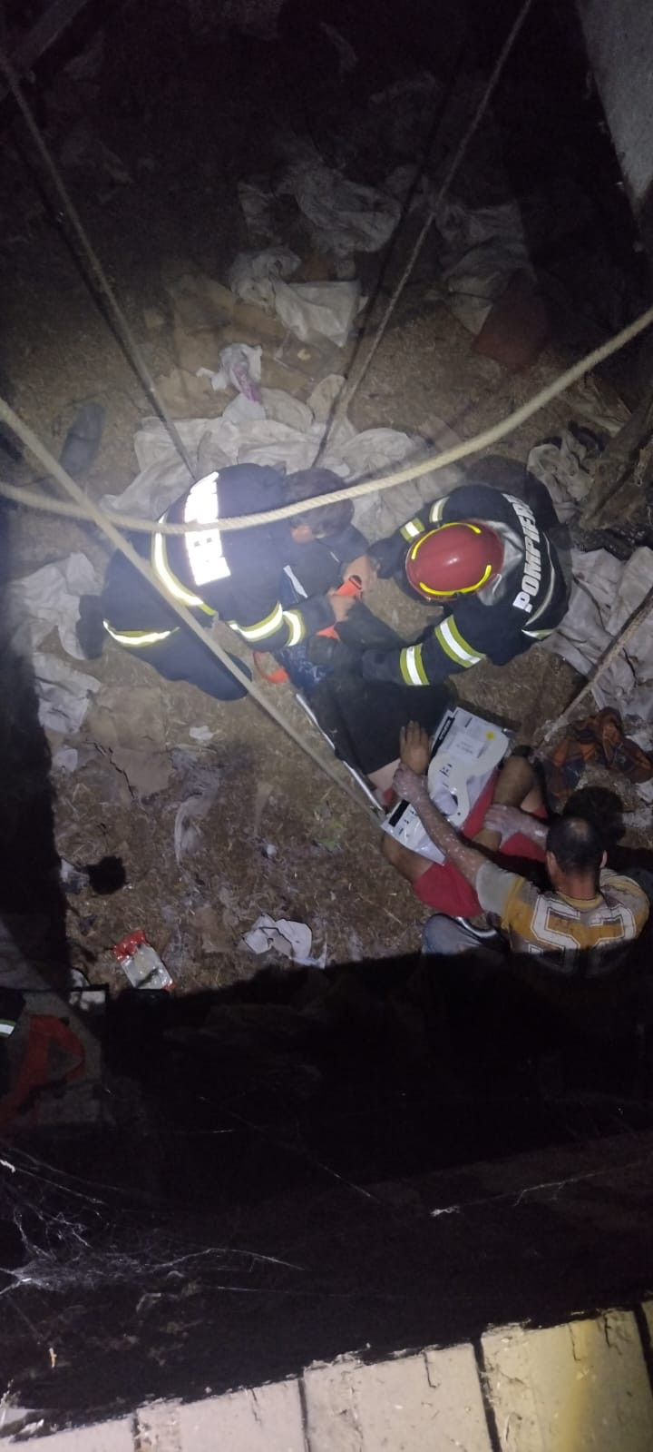 Doi bărbaţi din Bucov au supraviețuit în mod miraculos după ce au căzut într-un canal adânc de cinci metri | FOTO