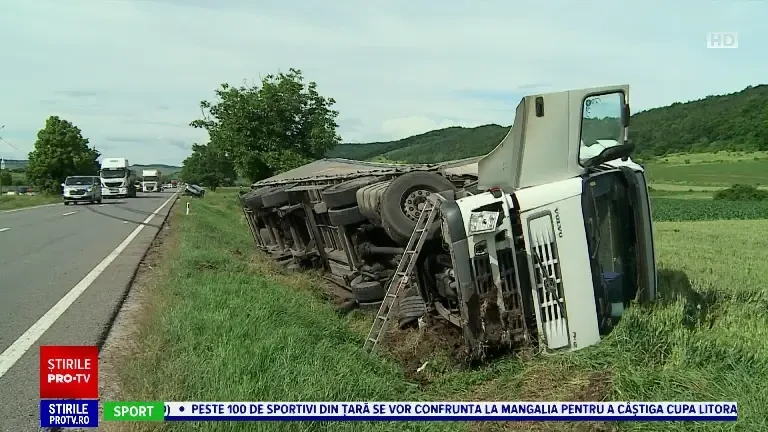 Accident cu 3 victime pe o șosea din Mureș. Un TIR s-a răsturnat într-un șanț, după ce a fost izbit frontal de o mașină. FOTO