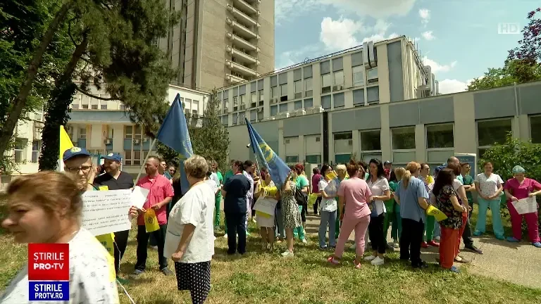 „Noi mergem înapoi, prețurile merg înainte”. Angajații din sănătate continuă seria protestelor