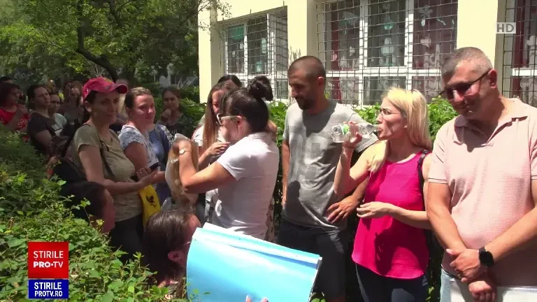 Coada umilinței pentru părinții care vor un loc la creșă. La Ploiești, timpul de așteptare a trecut de cinci ore
