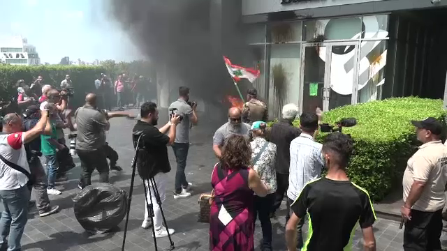 Sute de libanezi au ieșit în stradă. Protestatarii au distrus faţadele a cel puţin patru bănci în zona centrală a Beirutului