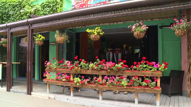 Bikerii din Hells Angels l-ar fi bătut, înjunghiat și împușcat pe patronul unui restaurant din Capitală. Amenințarea victimei