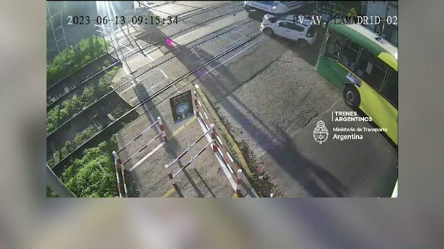 Clipe de groază pentru o șoferiță. Mașina în care se afla a rămas pe calea ferată și a fost lovită de tren