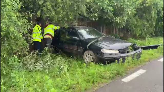 Un tânăr fără permis, care fugea prin Timiș cu o mașină cu numere false, a dat peste polițistul care voia să-l oprească