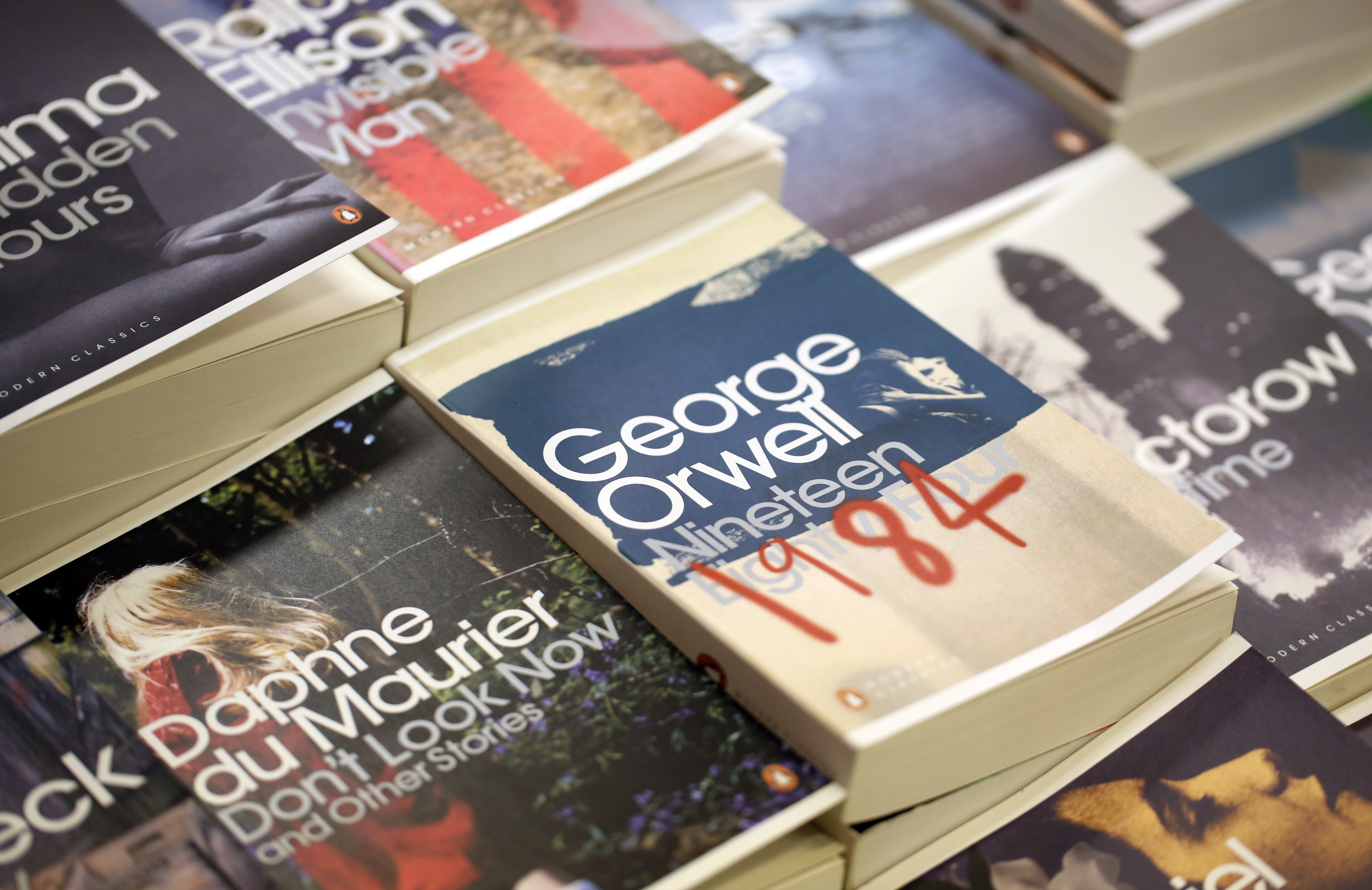 Un bărbat a returnat un roman celebru unei biblioteci după 65 de ani. Ce scria în nota pe care o lăsase în carte