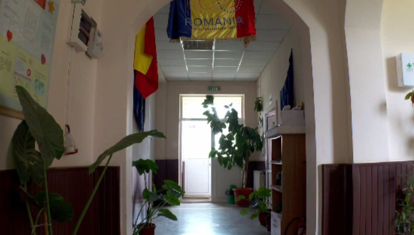 Directoarea unei școli din Argeș, cercetată pentru purtare abuzivă, după câteva palme date unui elev. Cum se apără