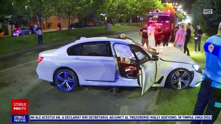 Accident violent în Capitală. Două mașini s-au zdrobit de copacii de pe marginea drumului, după ce s-au ciocnit. FOTO