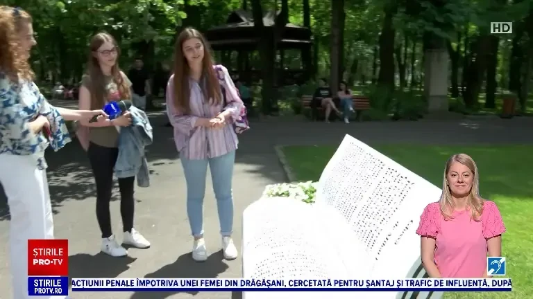 Bănci sub formă unor cărți, pe care sunt imprimate versuri de Mihai Eminescu, într-un parc din Iași. „E ceva deosebit”