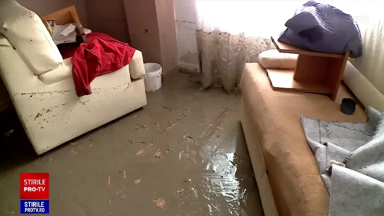 „De când mă știu eu nu am văzut așa ceva”. Inundațiile au făcut prăpăd în mai multe județe din țară