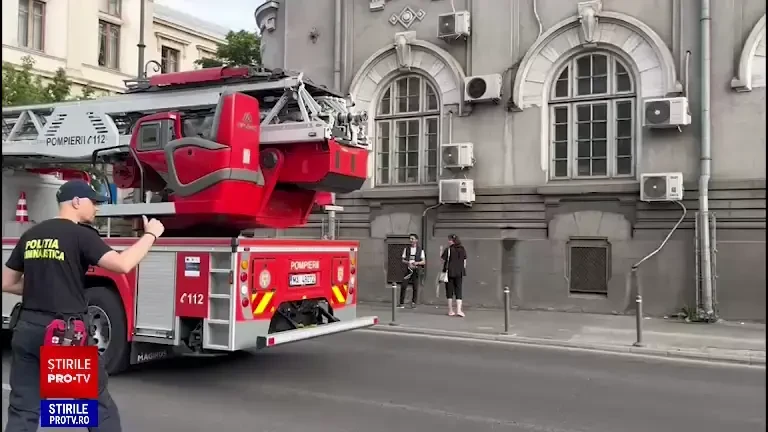 Un șofer a căzut cu mașina în Dâmbovița, în zona Curții de Apel București. Care e starea bărbatului| VIDEO