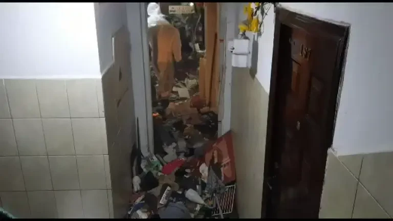 Percheziții la o adresă din sectorul 6. O persoană este acuzată că maltrata câini. Patru cadavre de câine, găsite în locuinţă