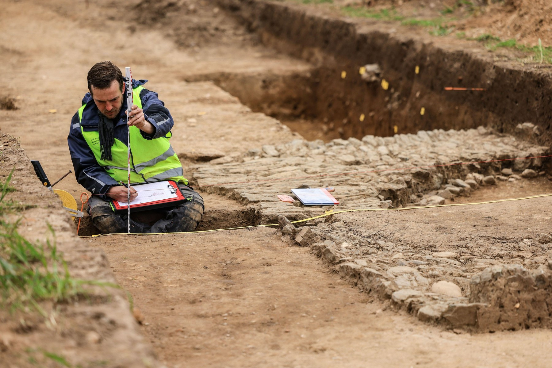 Arheologii germani au descoperit o sabie veche de 3.000 de ani foarte bine conservată încât încă strălucește | FOTO