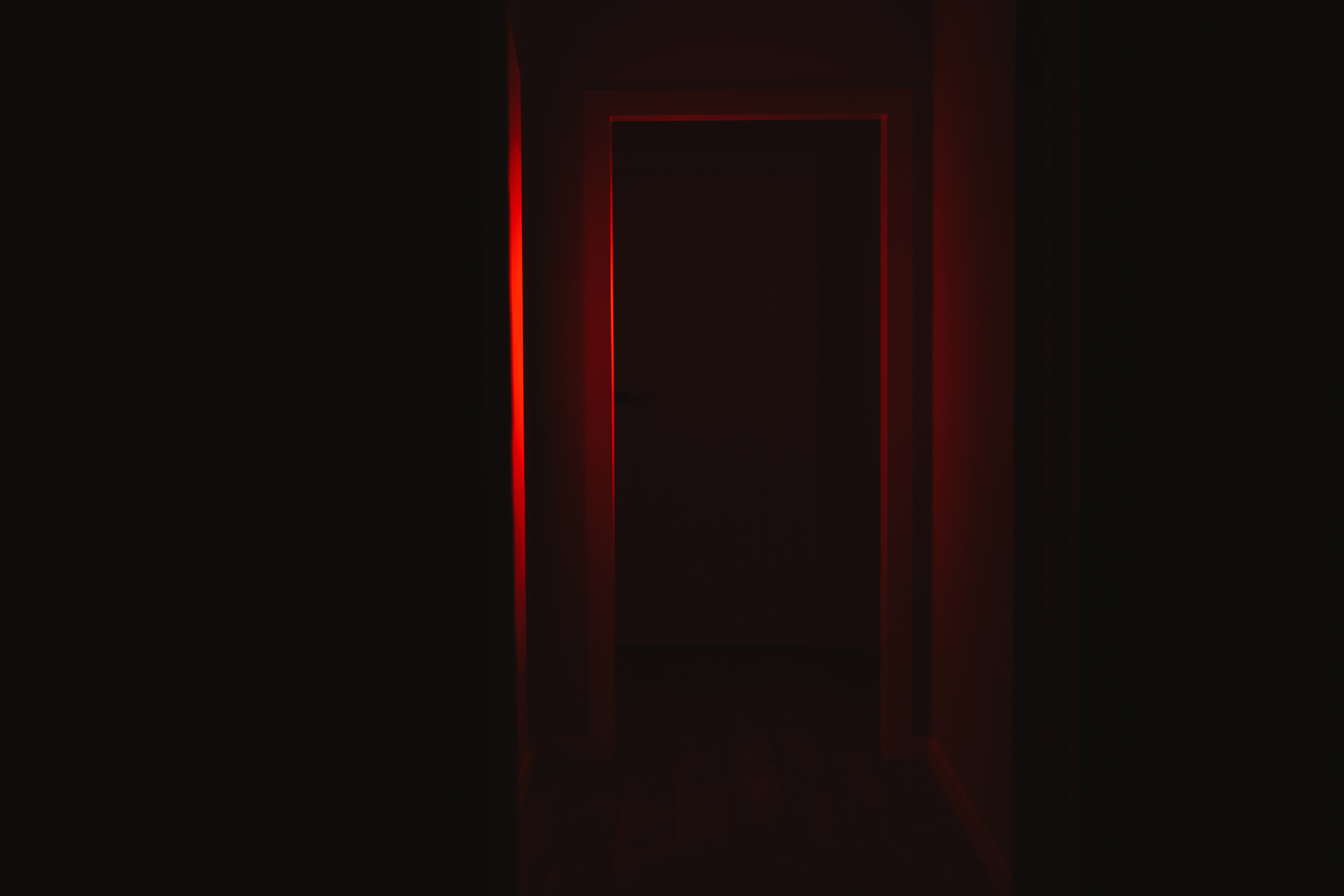 Un bărbat a dormit săptămâni întregi în apartament cu cadavrul în descompunere al prietenului său, întins pe o saltea