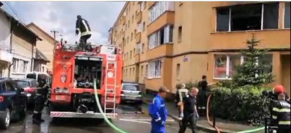 Momente de panică într-un bloc din Brașov. 15 locatari au fost evacuați din cauza unui incendiu