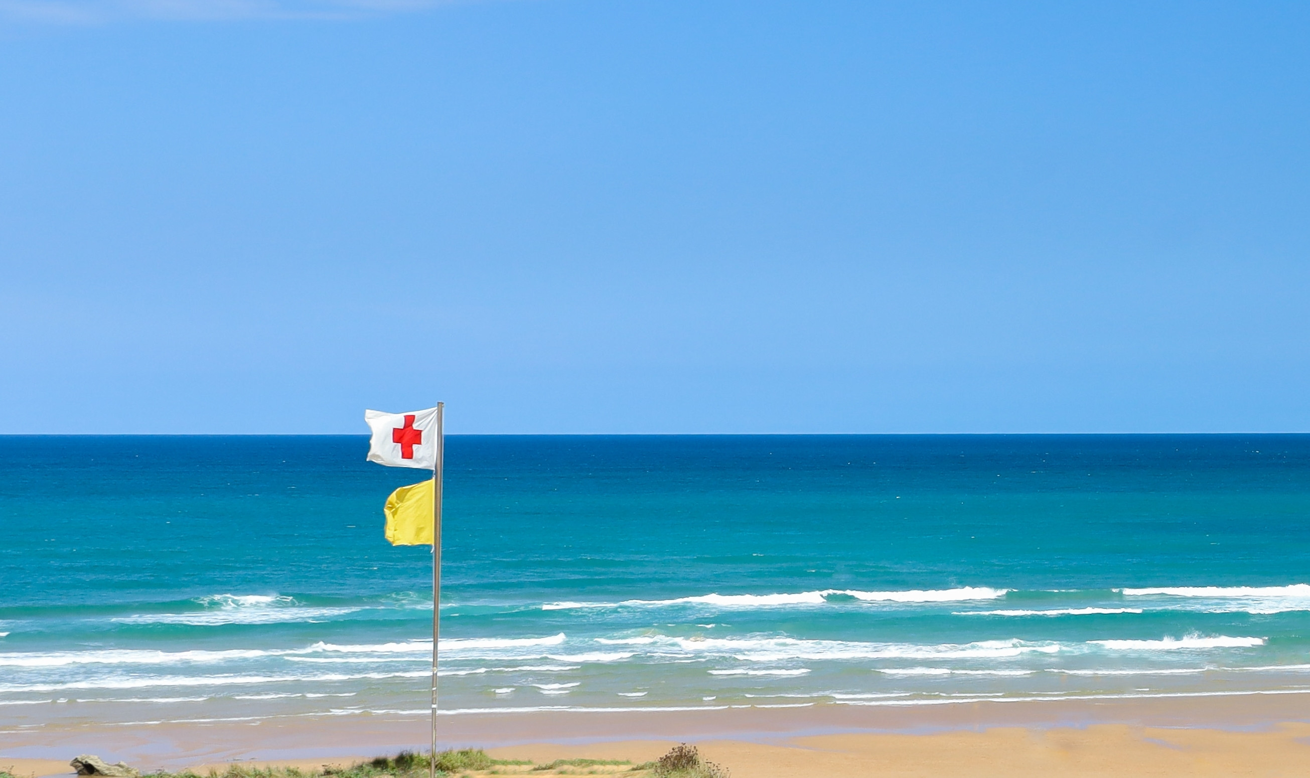 Nu a respectat avertismentul salvamarilor și a murit înecat. Cadavrul unui turist român, recuperat de pe o plajă din Lefkada