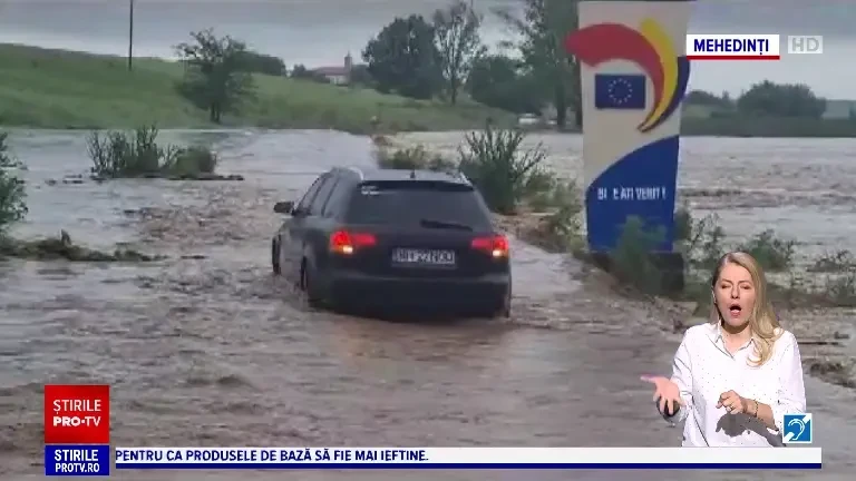 Puhoaiele au făcut prăpăd în sud-vestul țării. ”Nu am văzut de când sunt așa ceva”