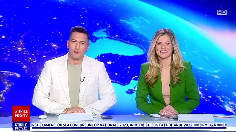 Un delfin a fost salvat din plasele pescarilor de un bărbat care transporta cu barca un grup de turiști