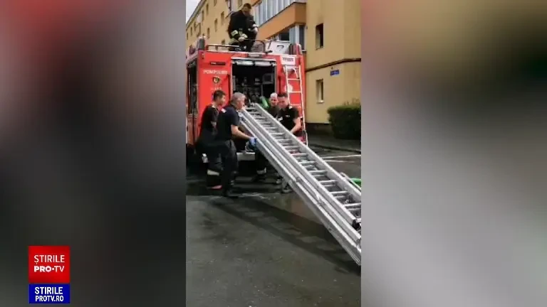 Momente de panică într-un bloc din Brașov. 15 locatari au fost evacuați din cauza unui incendiu