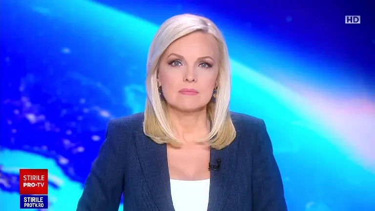 Momentul hilar în care o ursoaică se urcă pe motocicleta unui turist, pe Transfăgărășan. În total au fost văzuți 12 urși