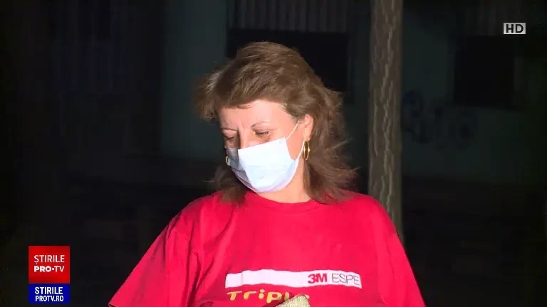 Munți de gunoaie și câini de pe stradă, descoperiți în apartamentul unei femei din București. Prinsă când îngropa cadavre