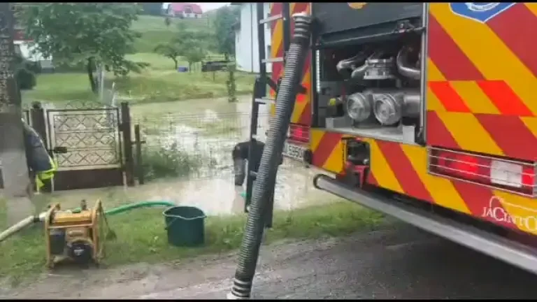 Peste 100 de persoane, evacuate temporar din localitățile afectate de inundații