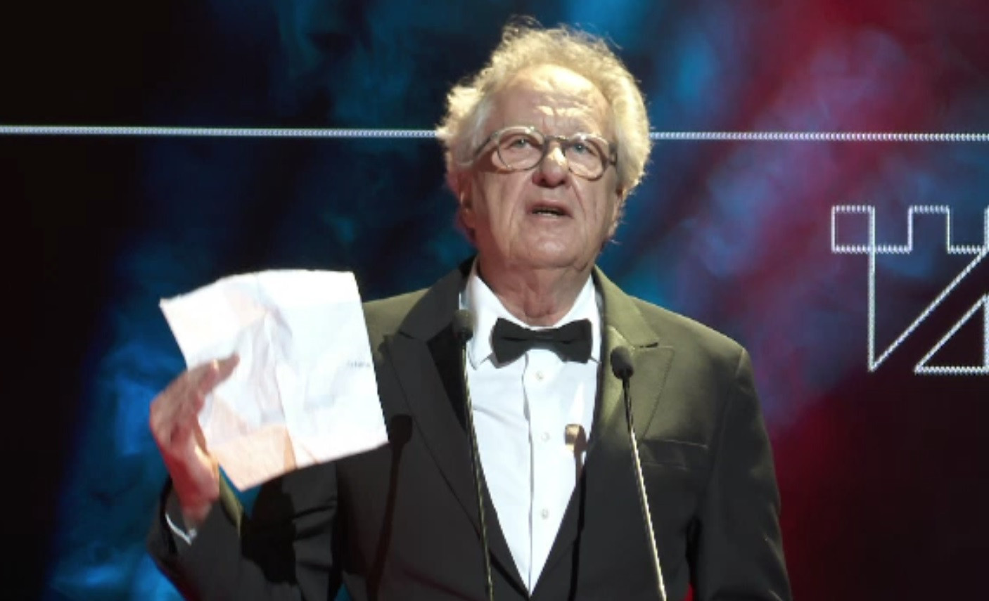 Geoffrey Rush a stârnit hohote de râs la Gala Premiilor TIFF, cu discursul său în limba română: „Salut, Caracal”