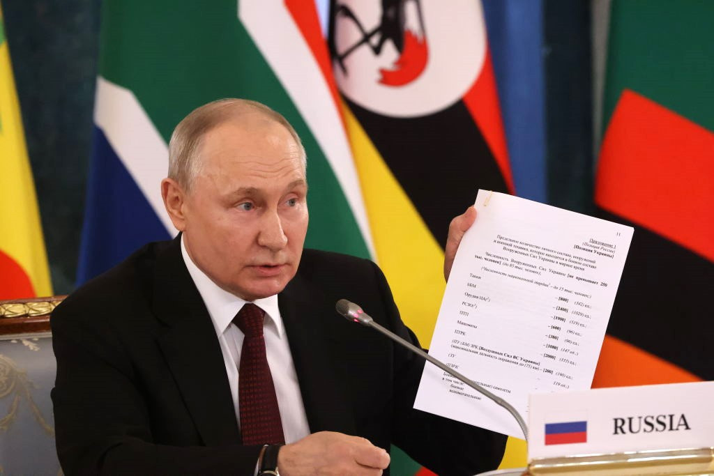 Putin a fluturat tratatul de pace de la Istanbul, semnat și „aruncat la gunoiul istoriei” de autoritățile de la Kiev