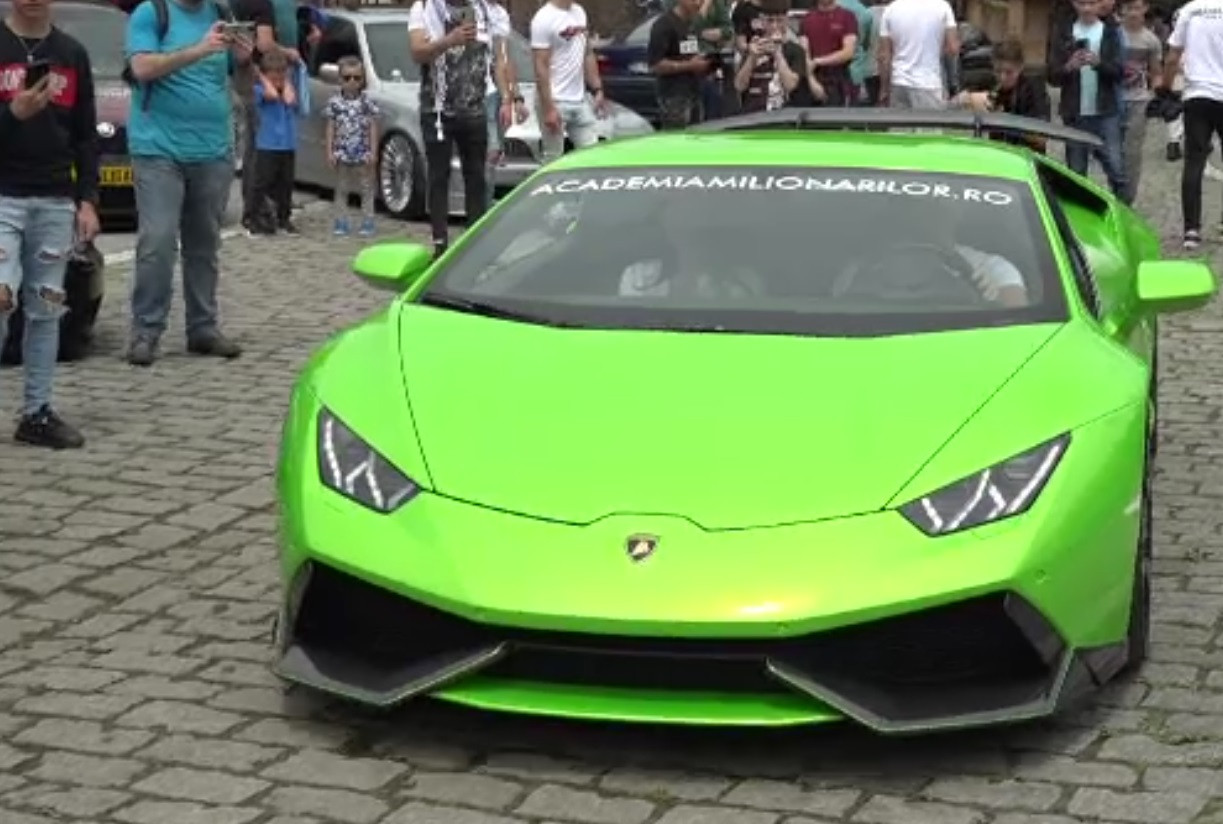 Mașinile tunate au făcut senzație în Cetatea Alba Carolina. Brașovul, împânzit de Daciile de epocă